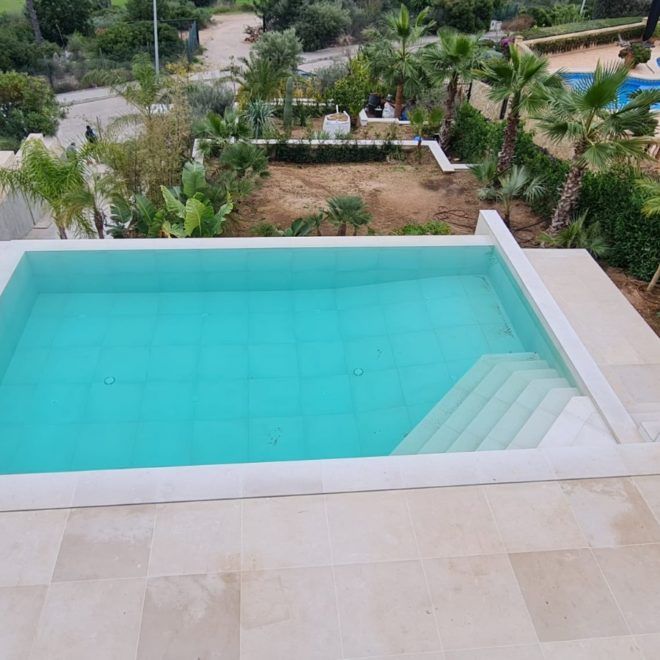 Una gran piscina con escaleras que conducen a ella.