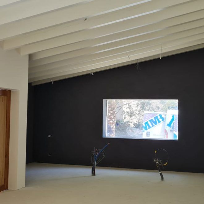 Una habitación vacía con una ventana que dice mm3