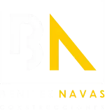 El logotipo de Navas es un triángulo amarillo sobre un fondo blanco.