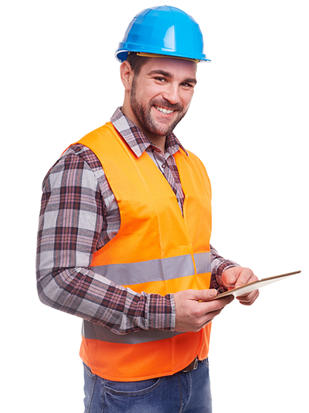 Un hombre que lleva un casco y un chaleco naranja sostiene un portapapeles.