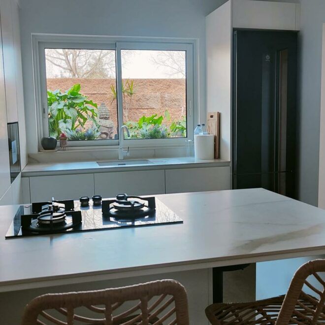 Una cocina con horno y ventana.