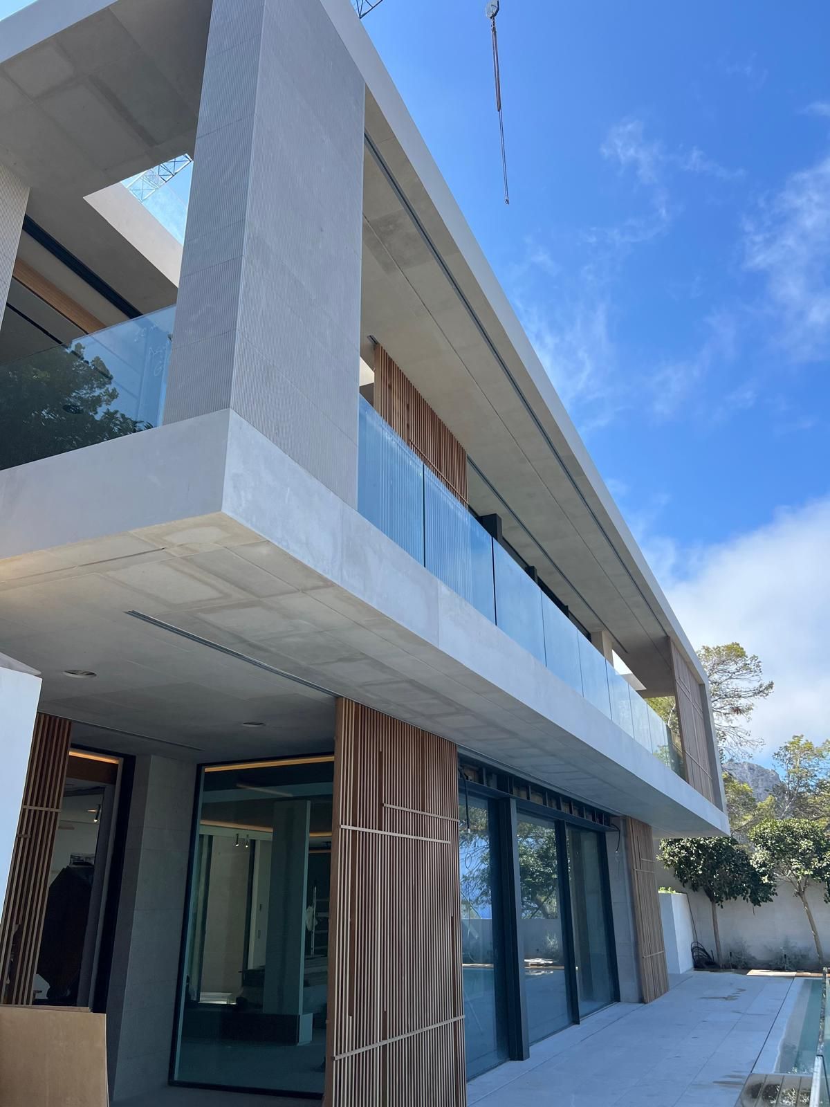 Una casa grande con balcón y piscina.