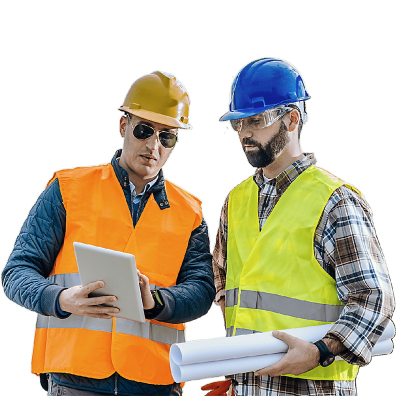 Dos trabajadores de la construcción miran una tableta mientras sostienen planos.