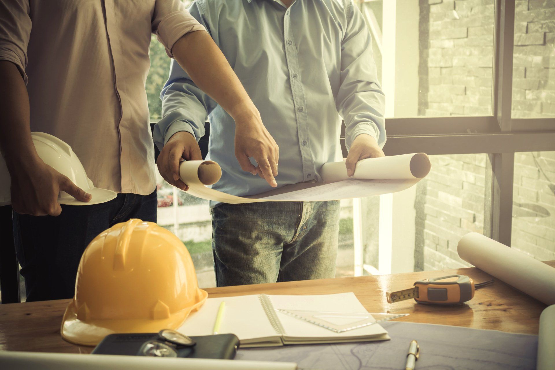Deux hommes regardent des plans de construction