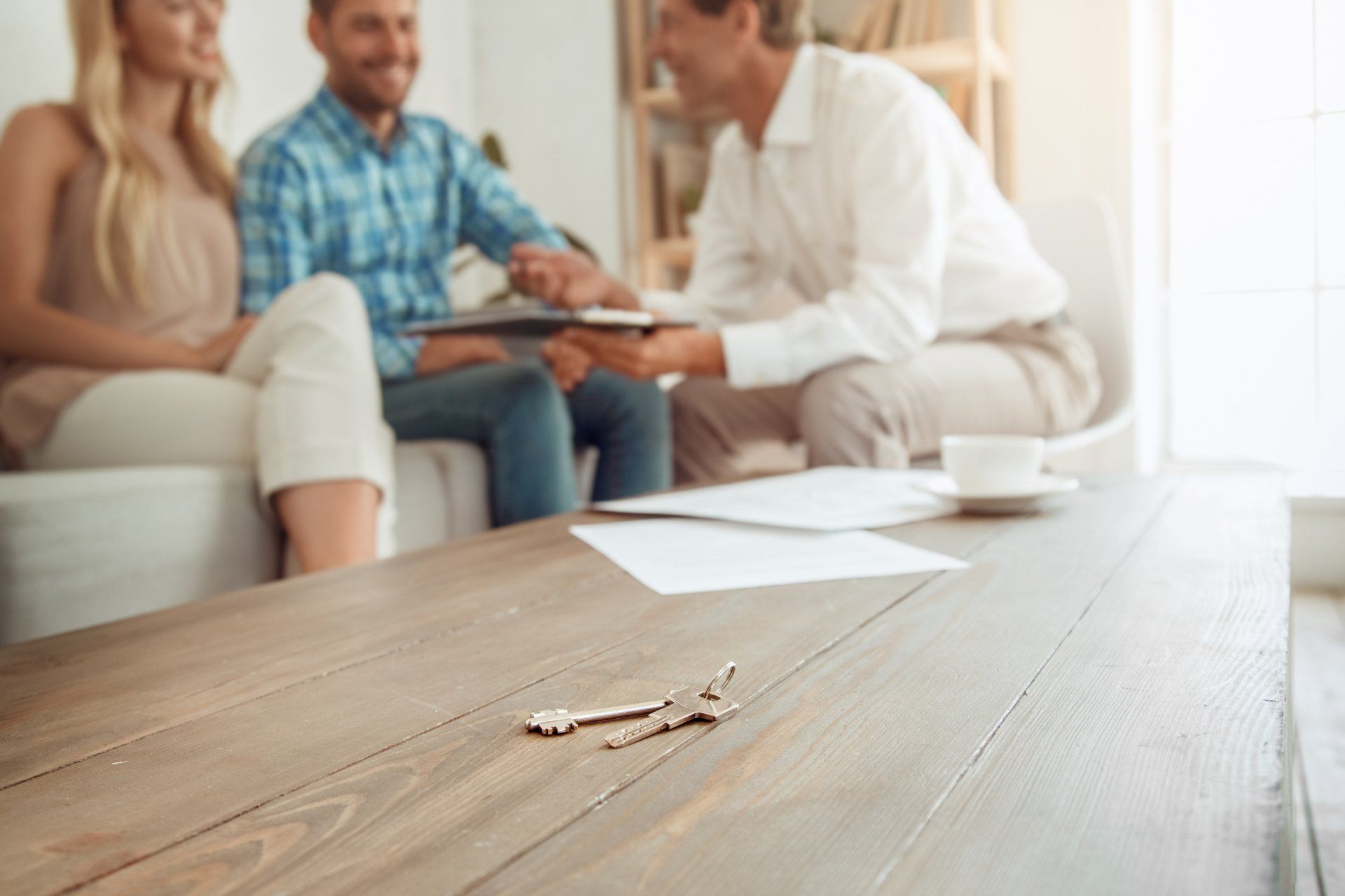 Jeune homme tenant un document parle à un couple