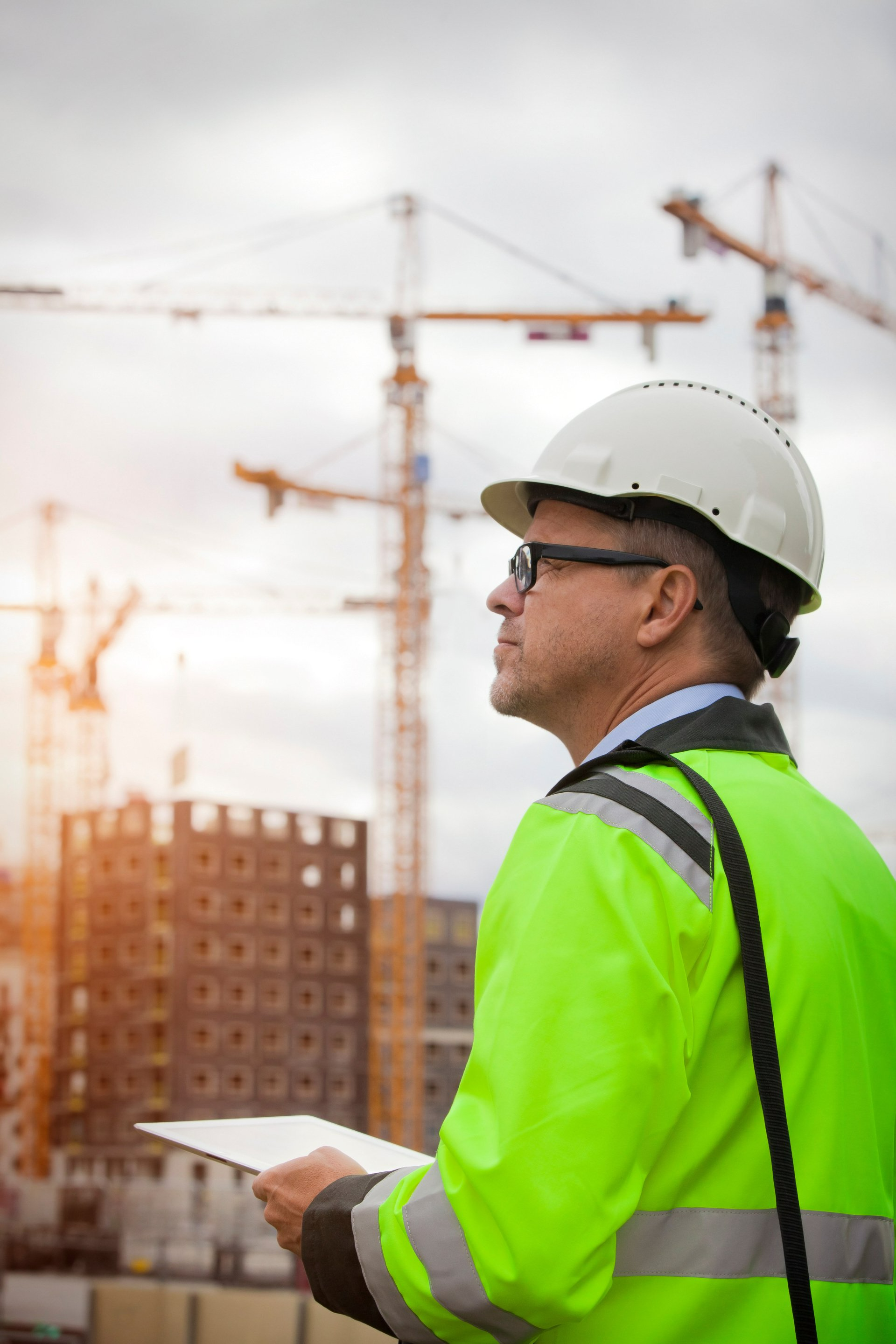 Homme portant un casque de chantier et des lunettes