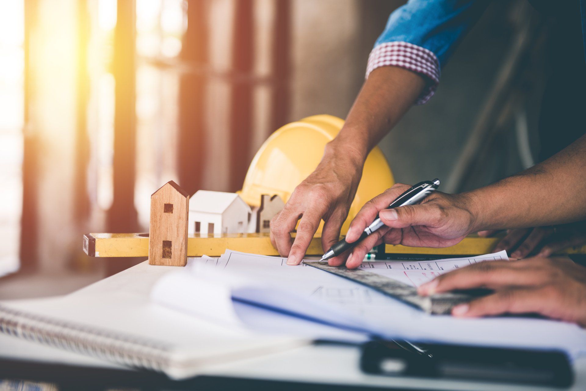 Mains d'hommes sur des plans de construction