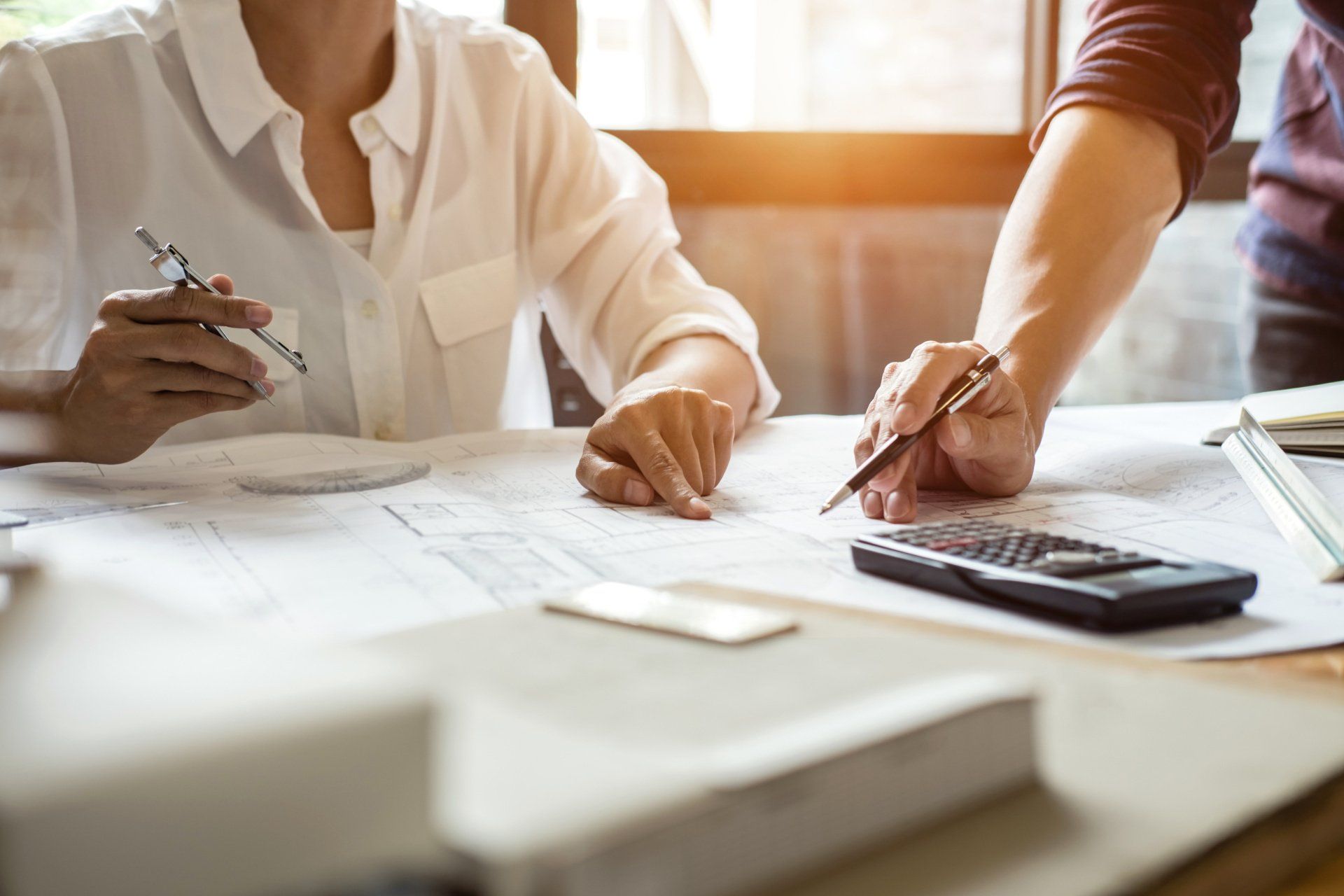 Deux personnes étudient des documents