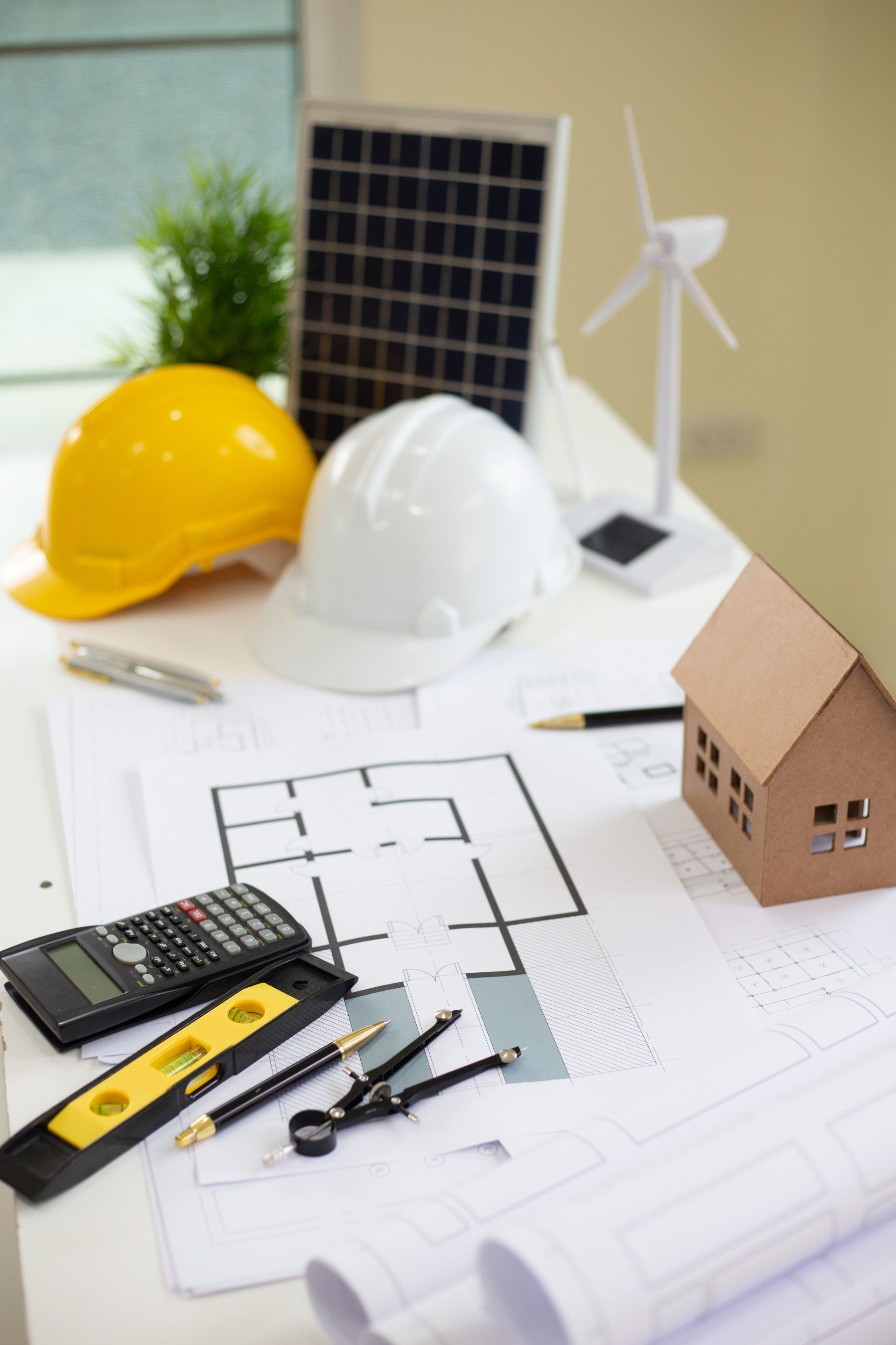 Documents, casques et outils posés sur une table