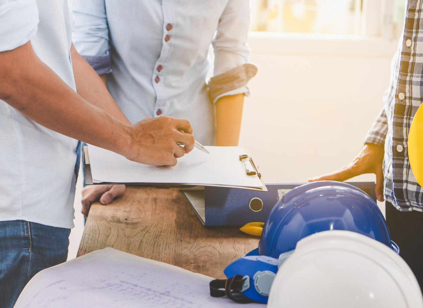 Deux hommes autour d'une table avec des documents
