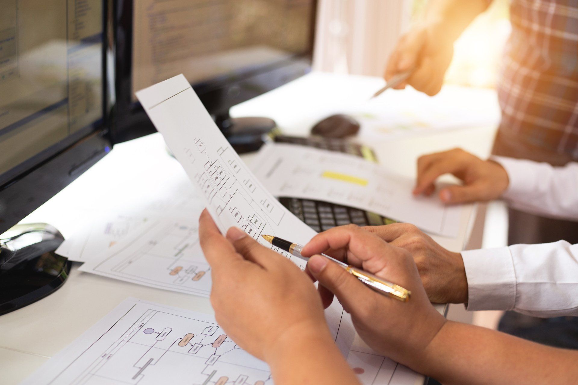 Deux personnes tiennent des documents