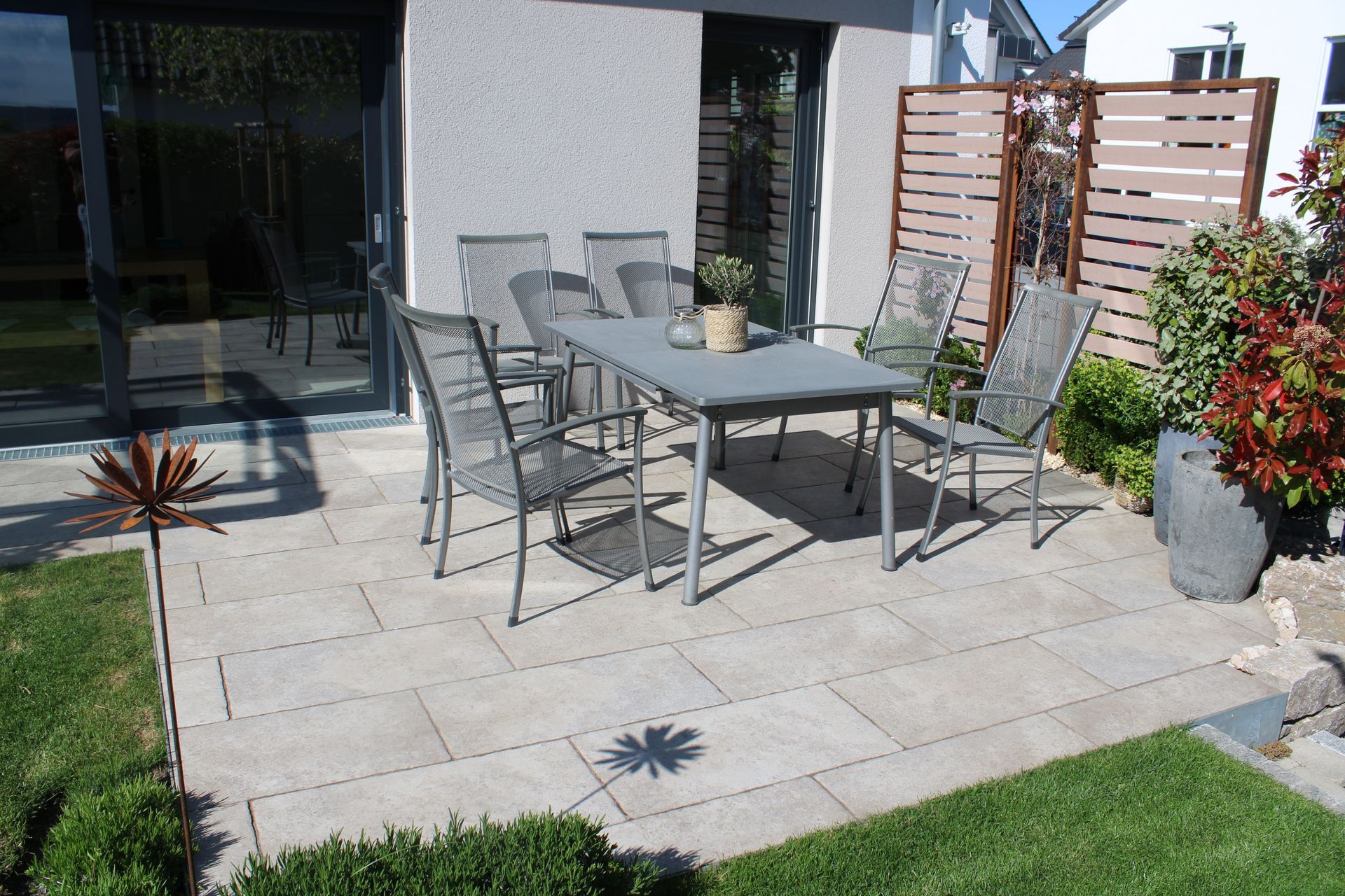 Zeichnung einer Treppe mit Mauer und Pflanzen als Planungsgrundlage im Landschaftsbau