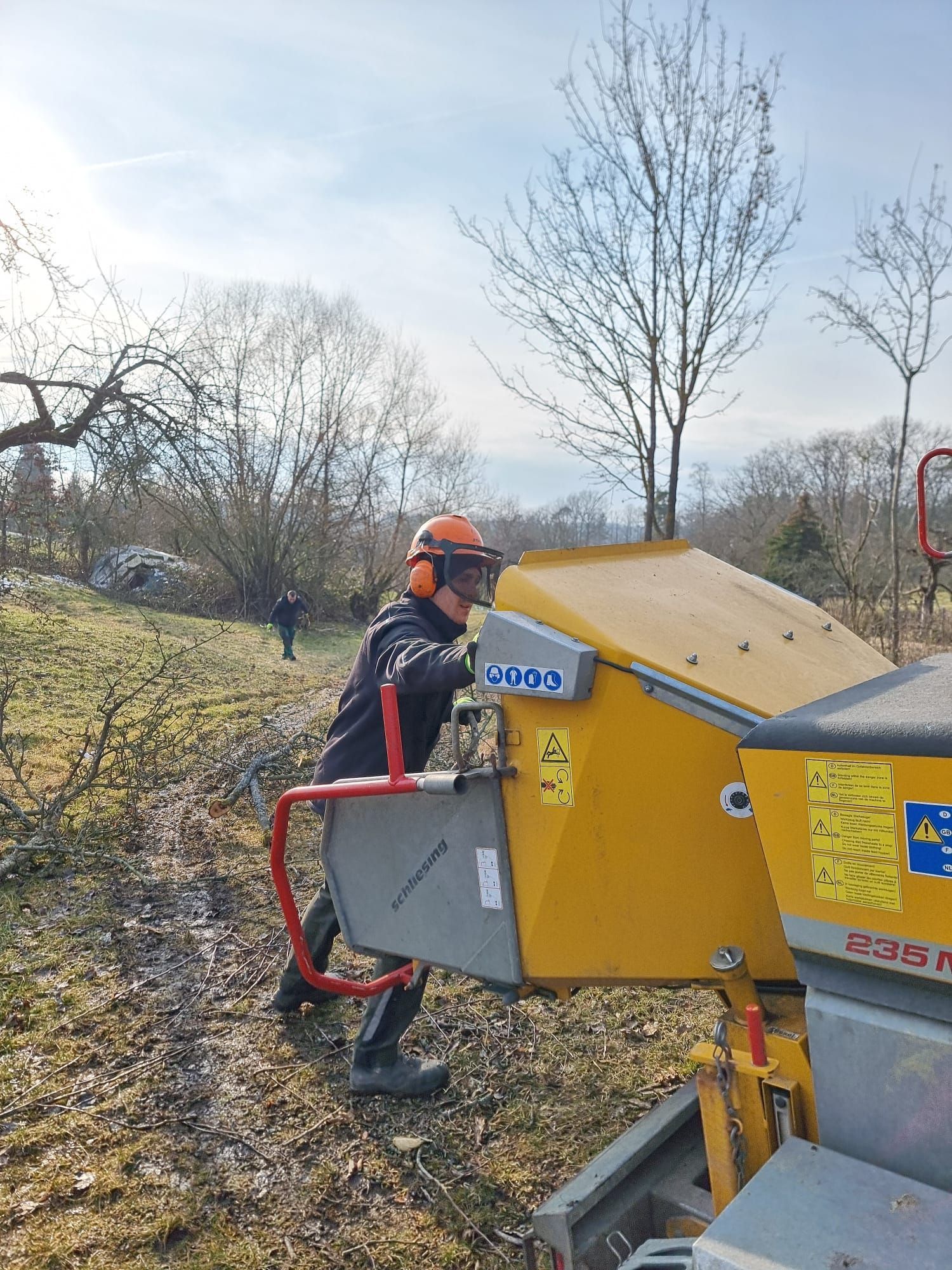 Garten mit einer überdachten Terrasse und Gartenteich