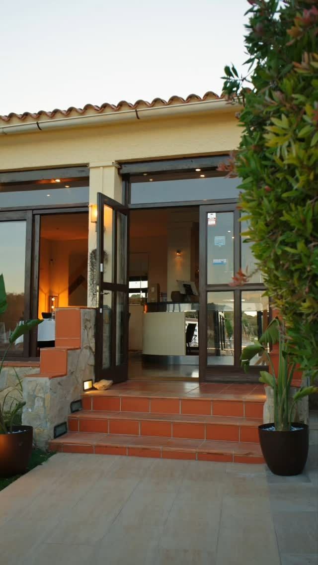 Una casa con muchas ventanas y escaleras