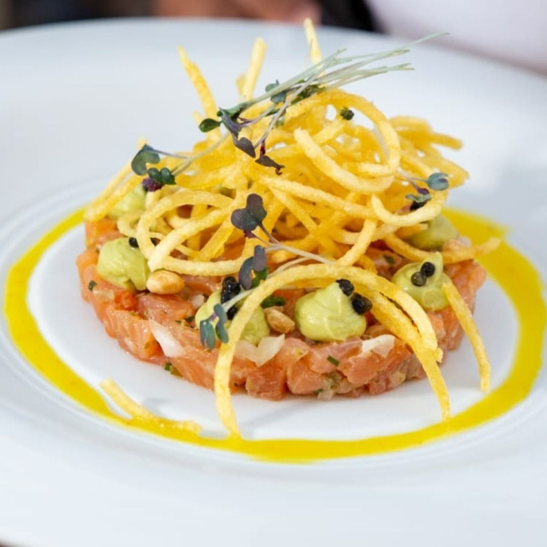 Un primer plano de un plato de comida con fideos encima.