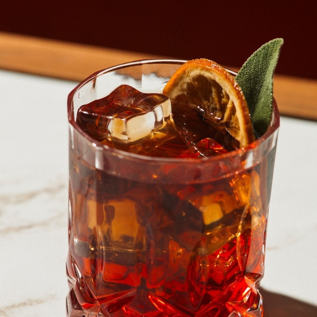 Un vaso de té helado con una rodaja de limón encima