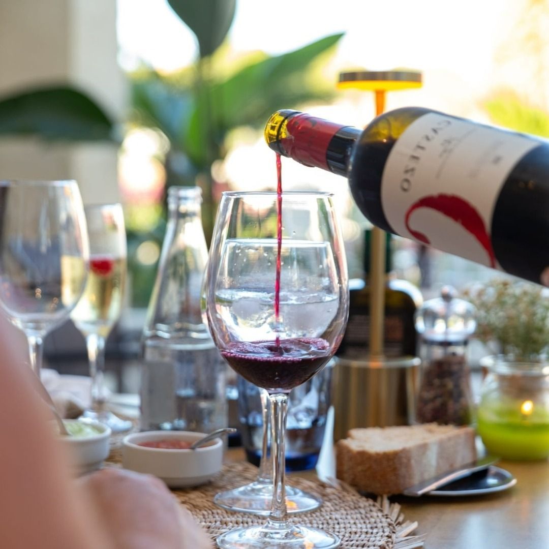 Se vierte una botella de vino de ostras en un vaso.