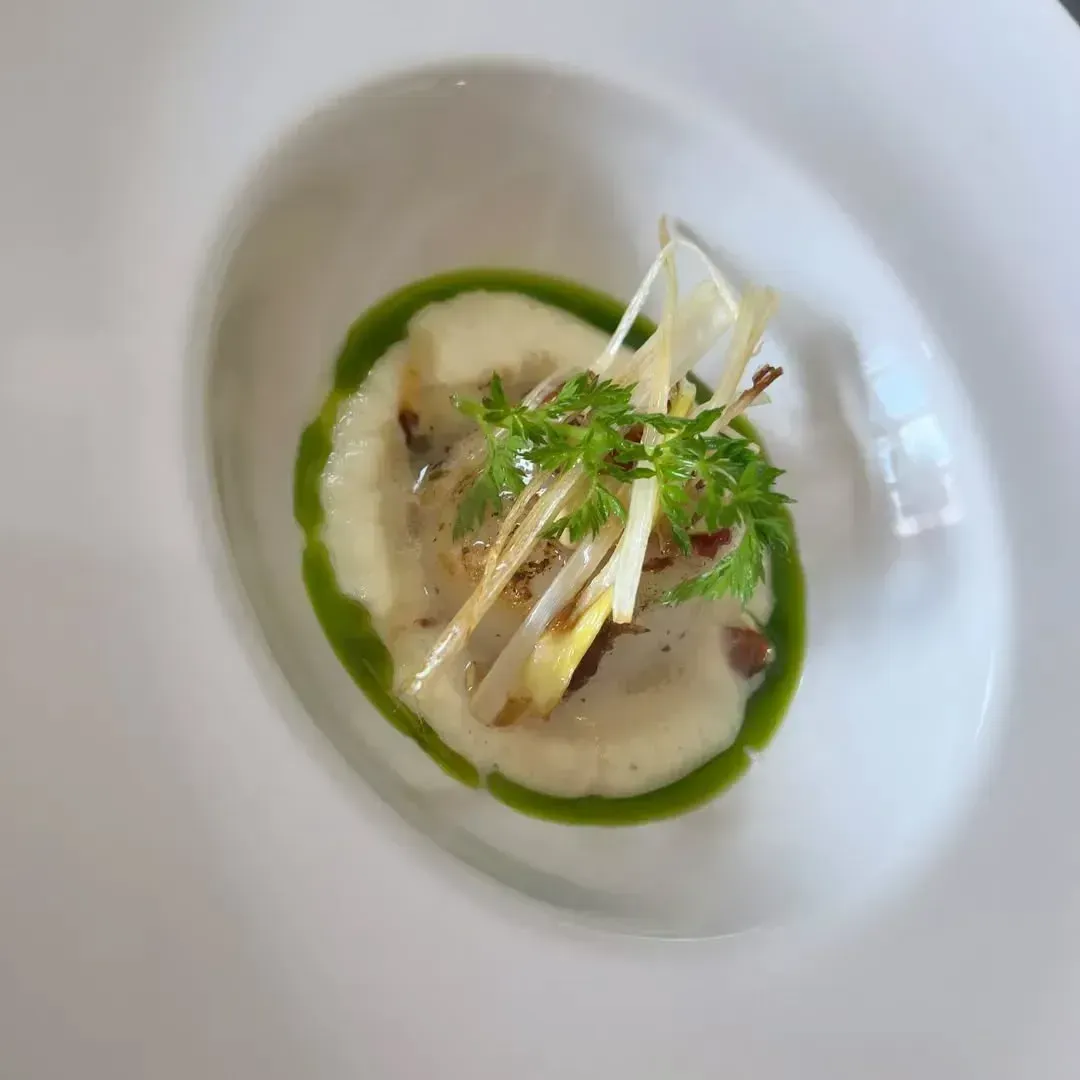Un primer plano de un plato de comida sobre una mesa.