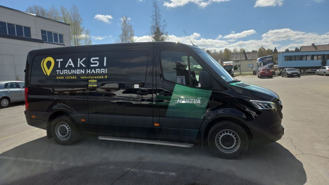 Tämän invataksin kelanumero 1994 tilaat numerosta 0800 306600 siellä kyydin välittäjä ottaa sinulta kaikki matkaan liittyvät tiedot. Muista ilmoittaa tämä auton numero 1994 mihin kyyti laitetaan. Tämä auton numeron ilmoittaminen on tärkeää, niin saat juuri valitsemasi auton. Eli tässä tapauksessa 1994. Kannattaa soittaa myös meille 0400 137003 niin osaamme varata auton jo hyvissä ajoin tälle kyydille. Musta tila-Taksi, jossa on