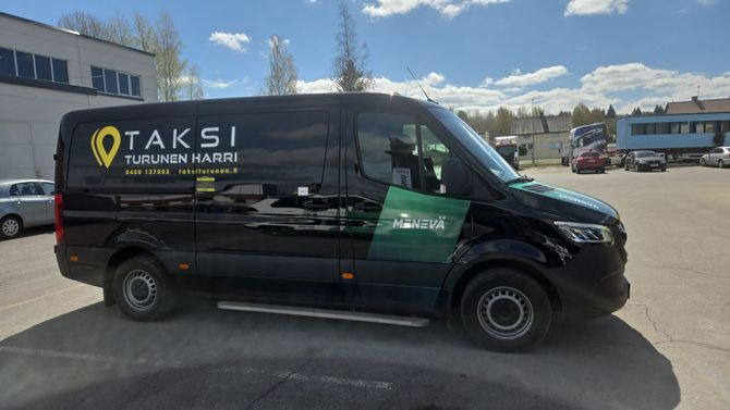 Tämän invataksin kelanumero 1994 tilaat numerosta 0800 306600 siellä kyydin välittäjä ottaa sinulta kaikki matkaan liittyvät tiedot. Muista ilmoittaa tämä auton numero 1994 mihin kyyti laitetaan. Tämä auton numeron ilmoittaminen on tärkeää, niin saat juuri valitsemasi auton. Eli tässä tapauksessa 1994. Kannattaa soittaa myös meille 0400 137003 niin osaamme varata auton jo hyvissä ajoin tälle kyydille. Musta tila-Taksi, jossa on