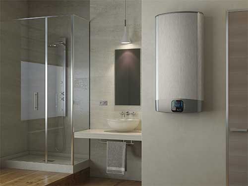 Salle de bain moderne avec douche en verre, meuble-lavabo et chauffe-eau mural