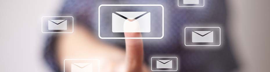 Tapotement manuel d'icônes d'e-mail lumineuses sur une interface numérique