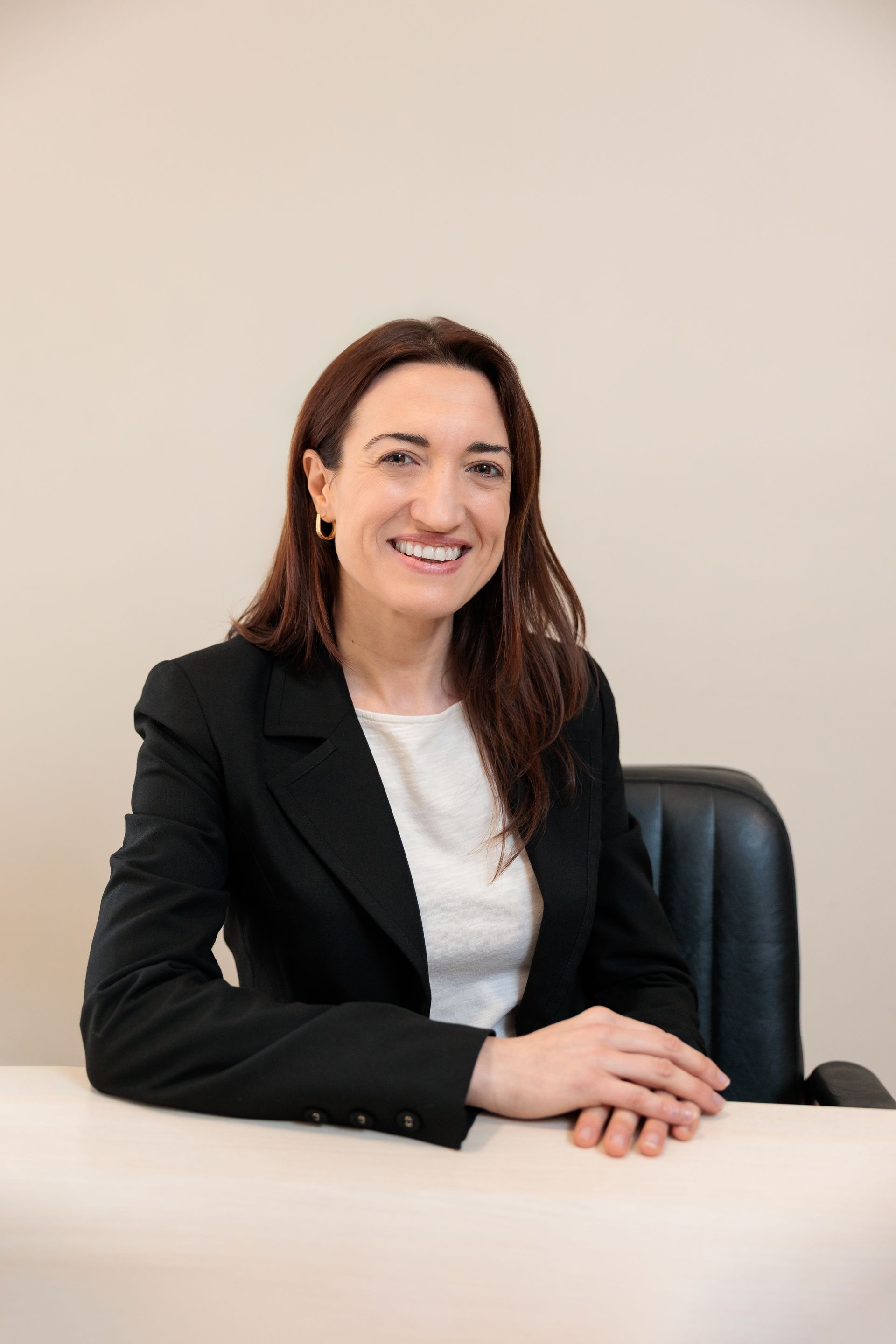 Terapeuta tomando notas durante una sesión con un cliente; gestos con las manos.