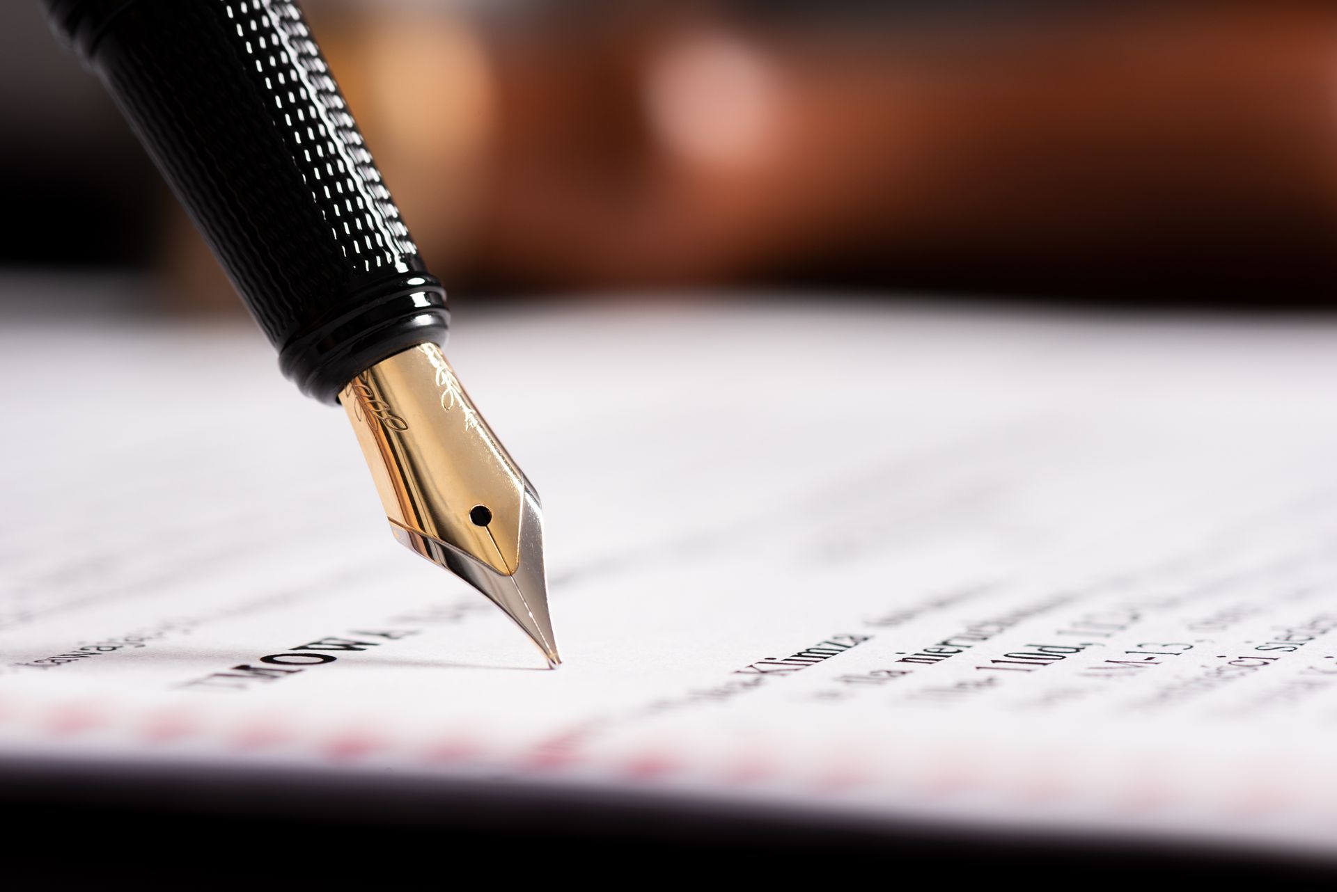 Texte juridique avec un crayon plume
