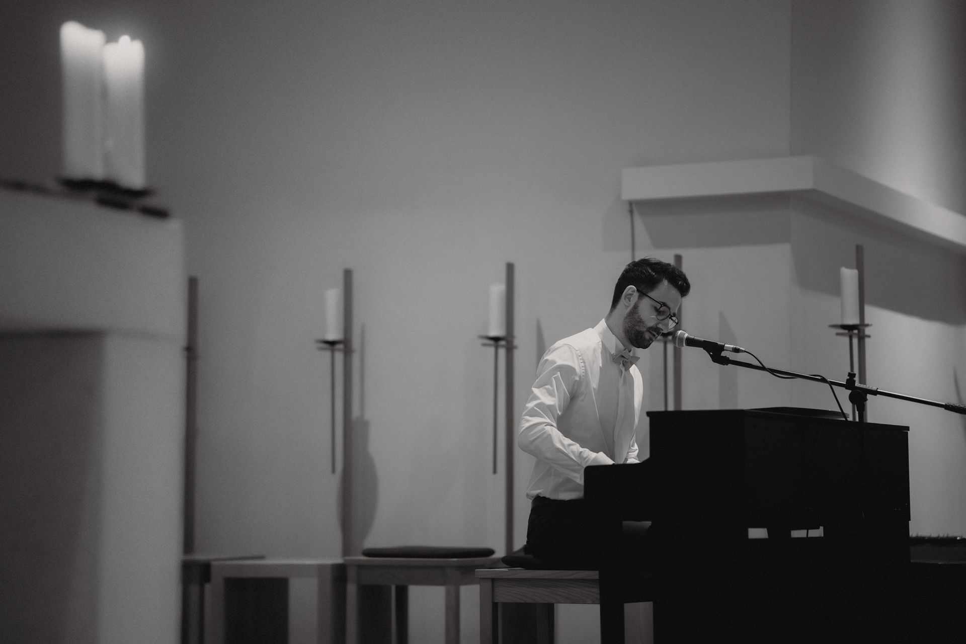 Thomas Schulz sitzt an einem Klavier