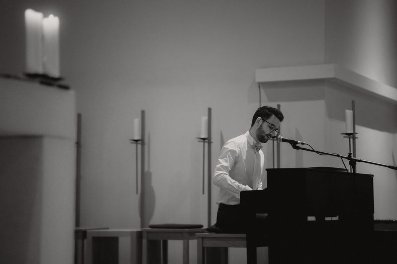 Thomas Schulz sitzt an einem Klavier Thomas Schulz sitzt an einem Klavier