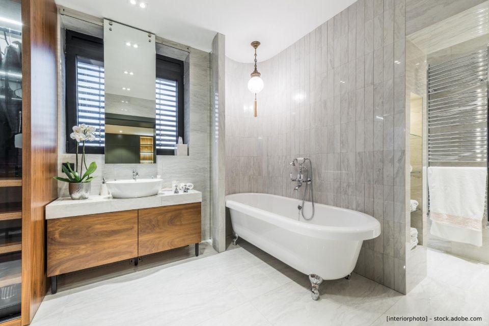 Schreinerei Riethenauer, Badezimmer mit Holzwaschtisch und Badewanne
