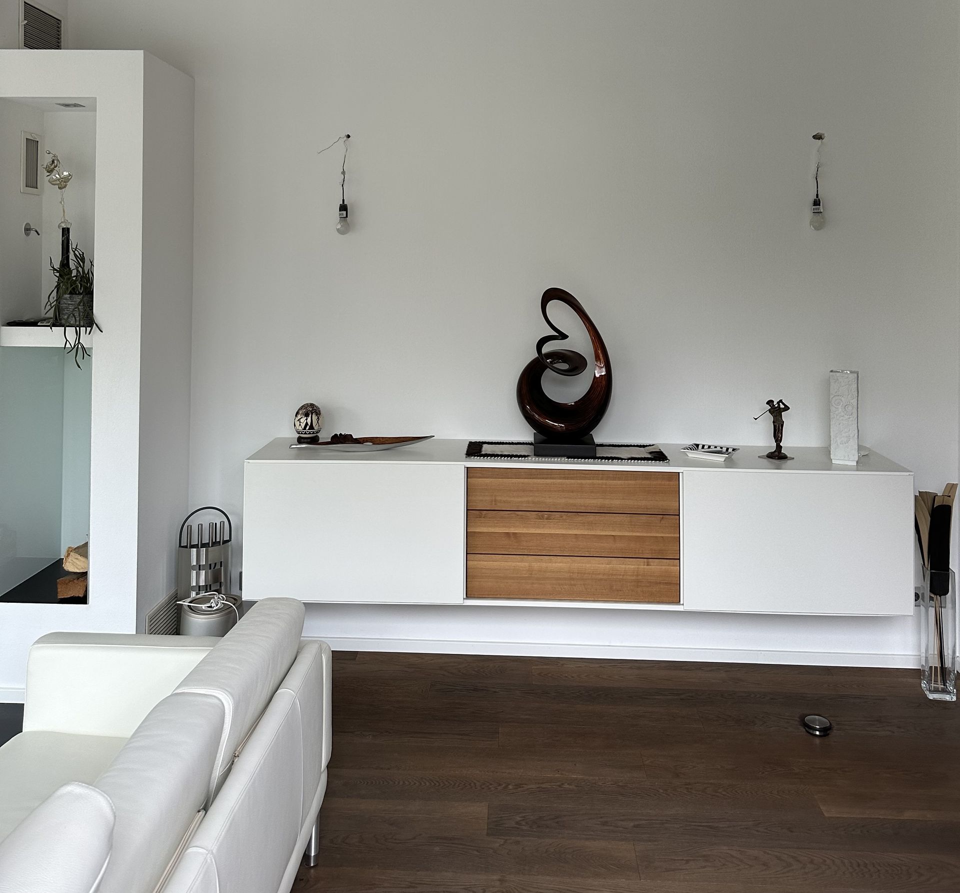 Schreinerei Riethenauer, Couch in hellen Farben und mit hellem Couchtisch