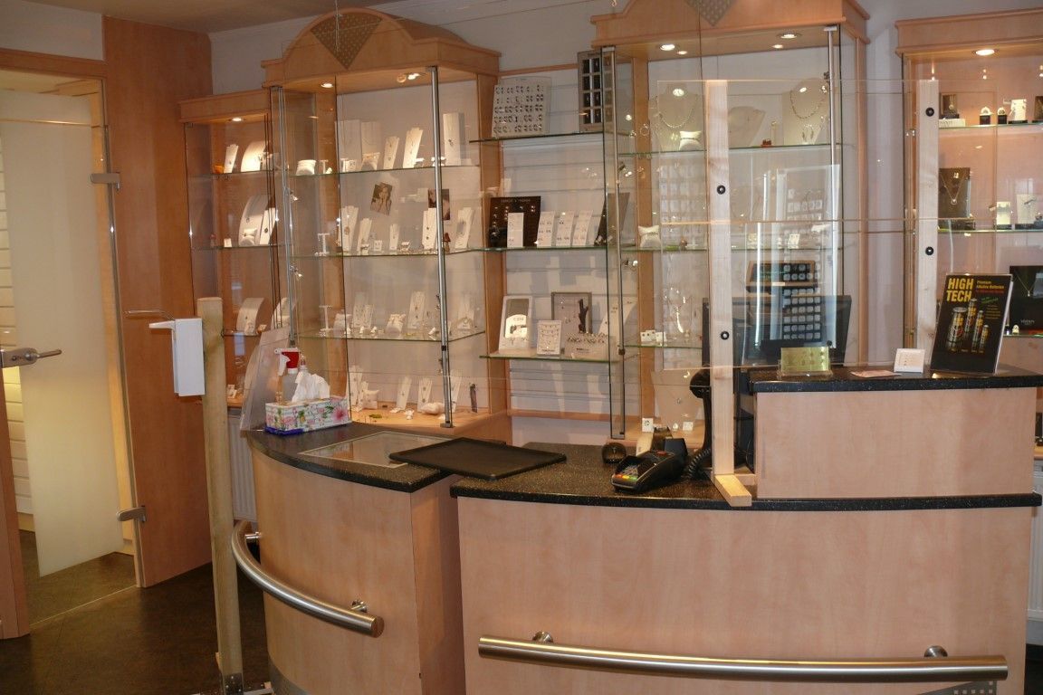 Vitrinen im Geschäft der Goldschmiede Dirk Kälber