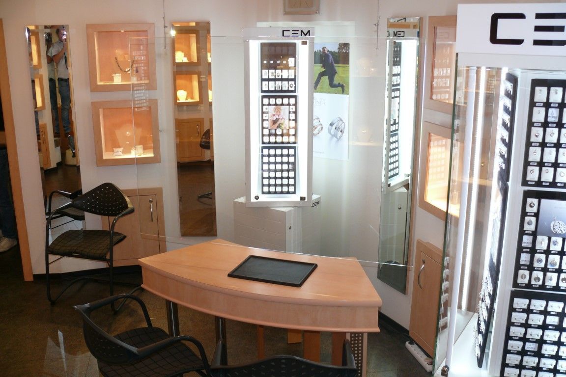 Vitrinen im Geschäft der Goldschmiede Dirk Kälber