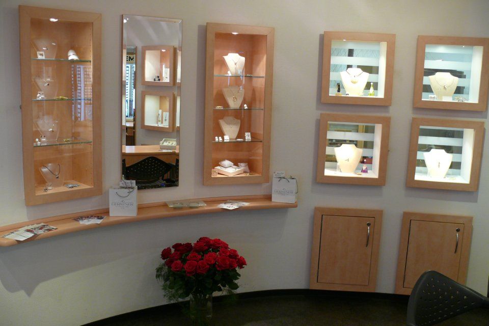 Vitrinen im Geschäft der Goldschmiede Dirk Kälber