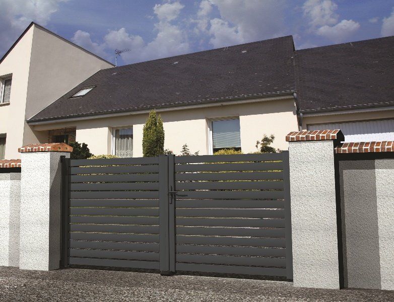 Portail gris anthracite devant une maison neuve