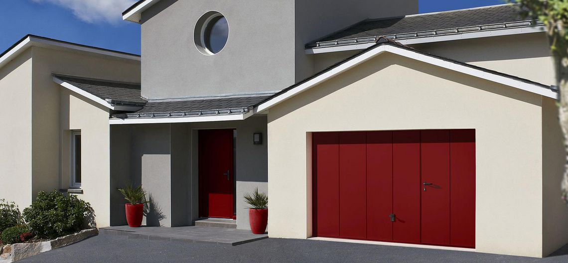 Porte de garage basculante rouge fermée