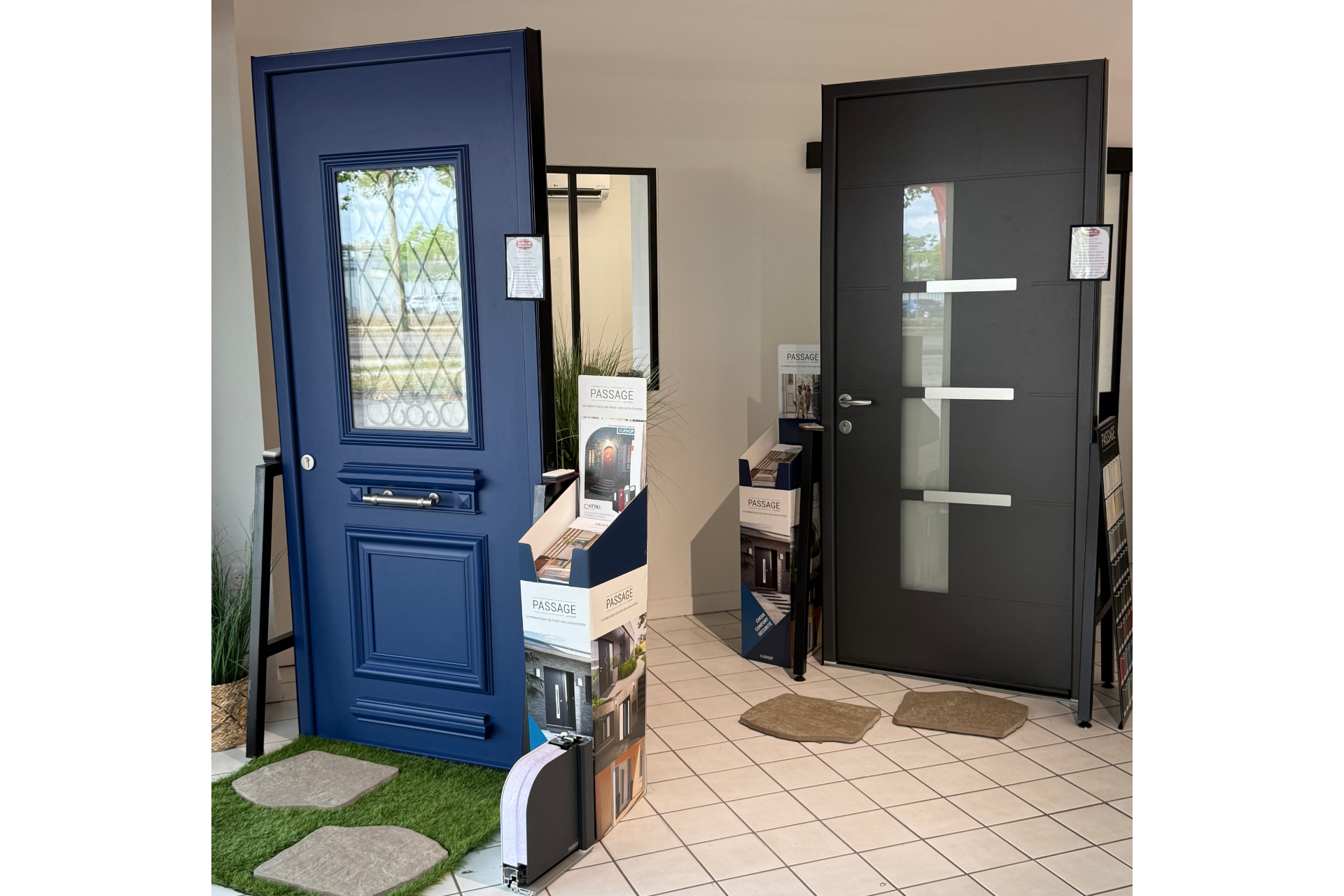 Portes d'entrée aluminium dans le showroom 