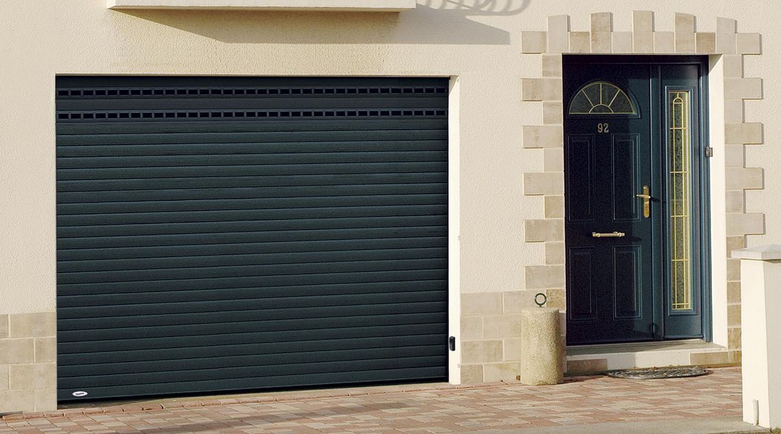 Porte de garage à enroulement noire