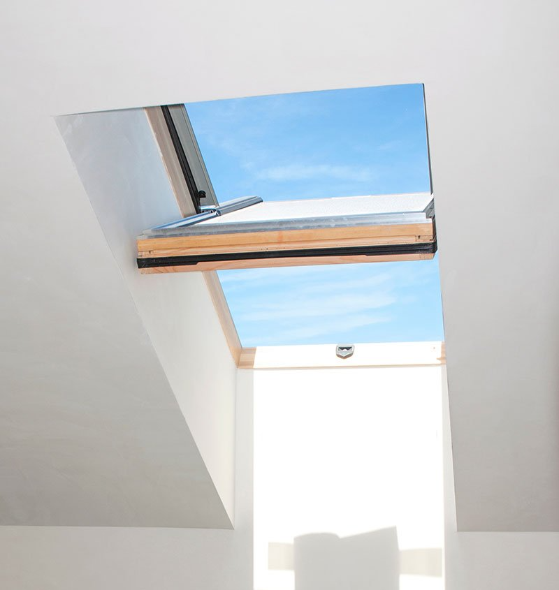 Gros plan sur une fenêtre de toit au contour en bois