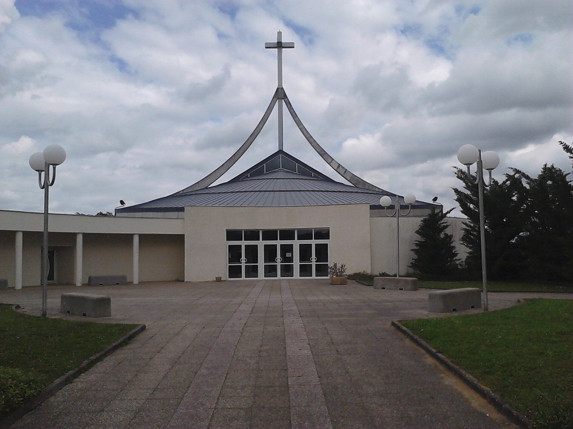 Devanture d'une salle des fêtes avec porte-fenêtre