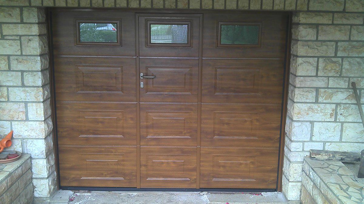 Porte de garage classique en bois avec porte centrale
