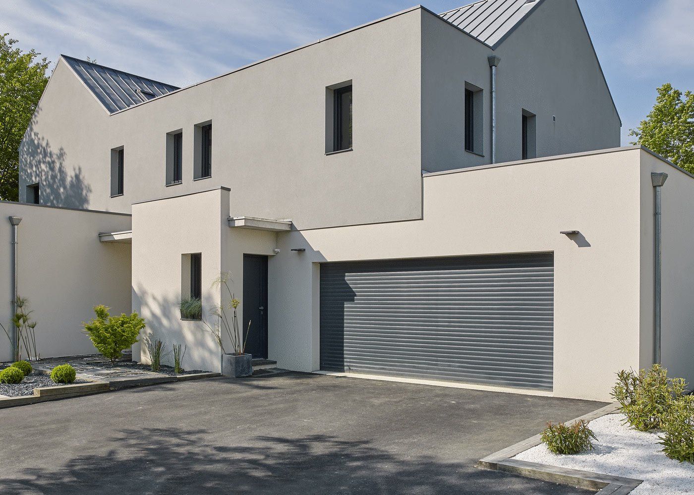 Porte de garage novorol sur une maison à la façade grise.jpg