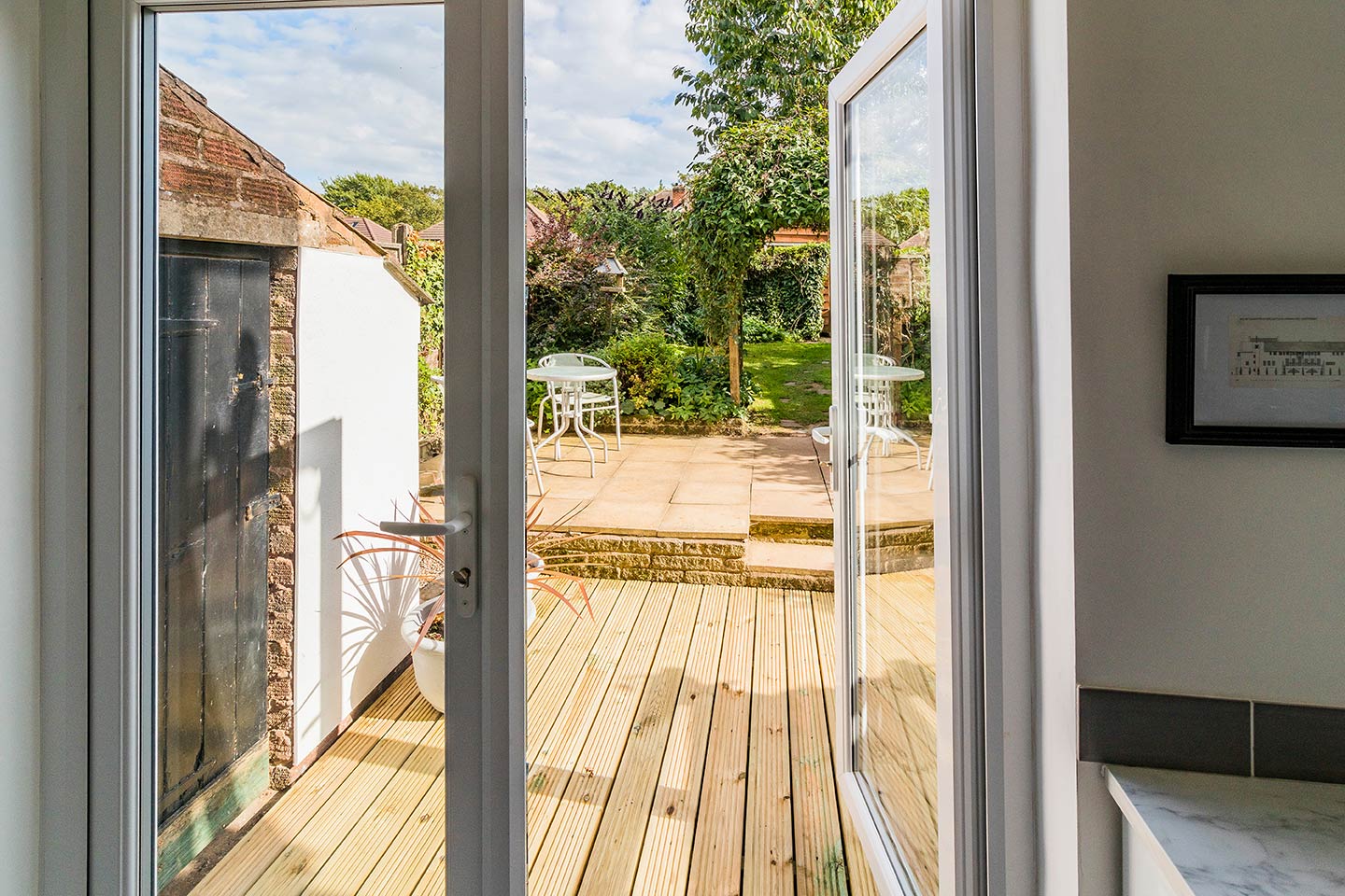 Porte fenêtre Pvc ouverte sur une cour extérieur