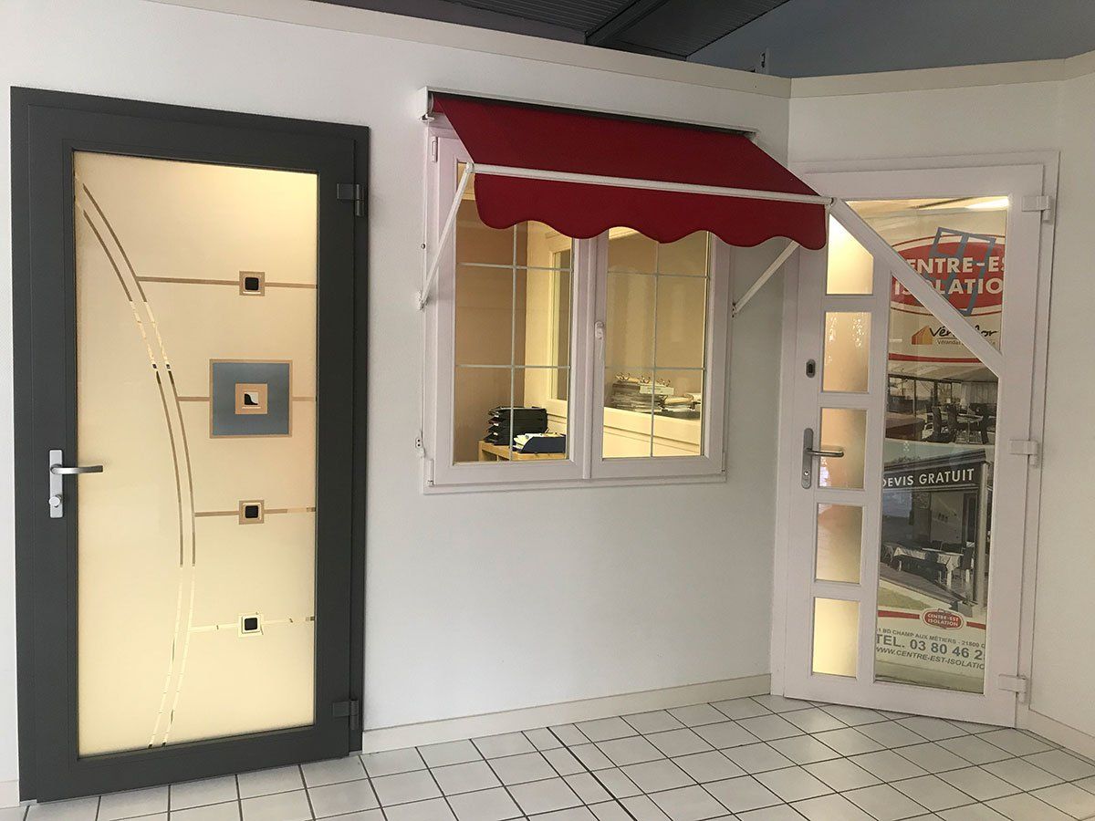 Porte d'entrée aluminium vitrée et sérigraphiée 