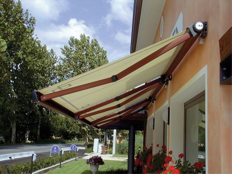 Store extérieur beige avec armature marron