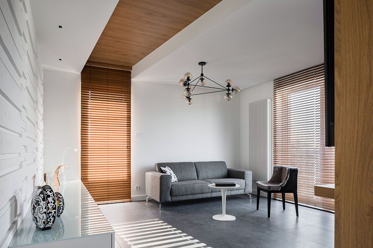 Store en bois dans un salon