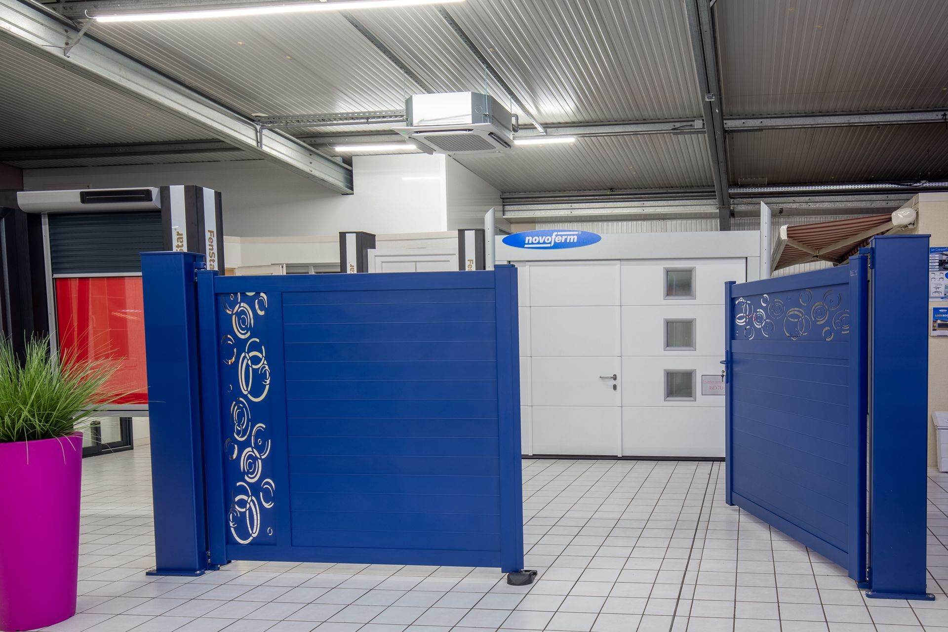 Portail métallique bleu 