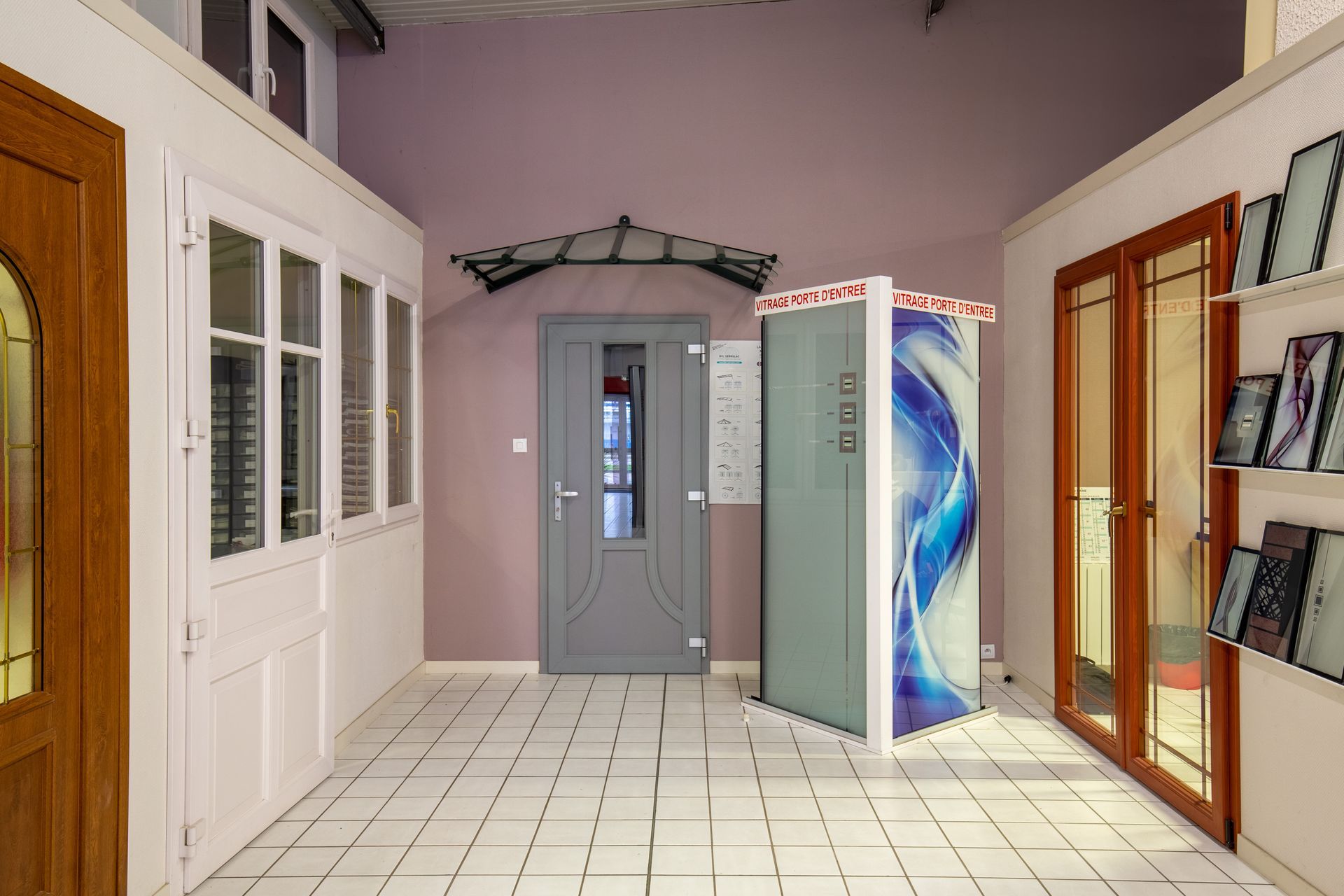 Portes d'entrée dans le showroom 