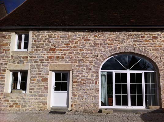 Devanture de maison avec porte-fenêtre arrondie